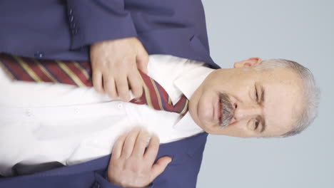 Vertical-video-of-Old-businessman-having-a-heart-attack.
